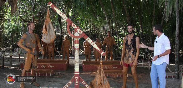 Isola dei Famosi: sexy nel fango 8