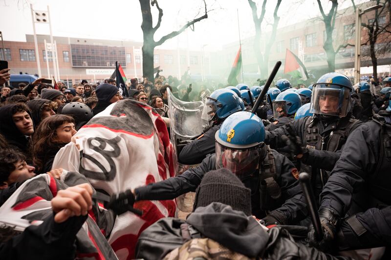 Gli scontri tra manifestanti e polizia a Torino 3