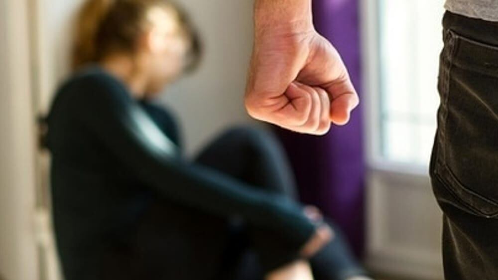 Ancora violenza a Cardito: donna scappa in strada per salvarsi dal marito