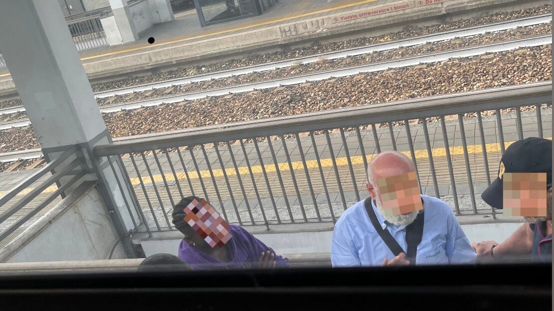 "Il biglietto? Stai zitto". Dallo straniero minacce e bestemmie al controllore del treno