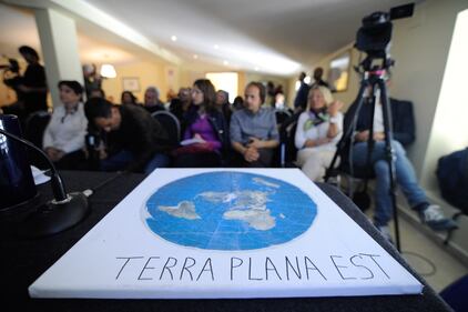 I terrapiattisti si riuniscono a Palermo per dimostrare che la Terra è piatta 9