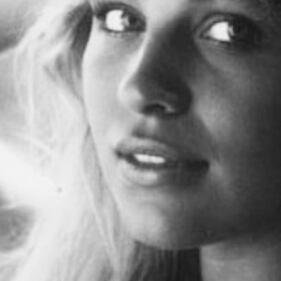 Pamela Anderson giunonica su Instagram: le foto sexy dell'ex bagnina di Baywatch 8