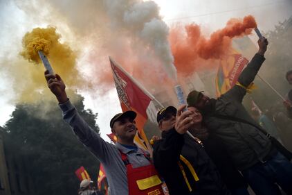 Scontri tra centri sociali e polizia al vertice Ue 5