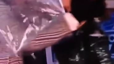 Il Capodanno della NBC, tra il "vaginal steaming" e l'ombrellata in faccia a Chrissy Teigel non convince il pubblico