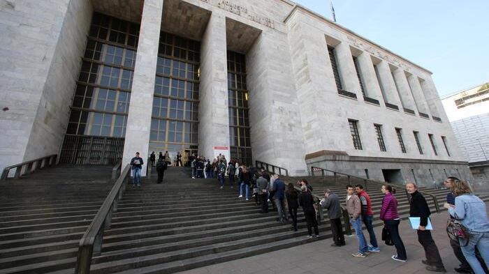 Milano, al tribunale si entra armati dall'ingresso riservato