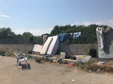 Roma, centinaia di migranti accampati in strada dopo lo sgombero dei palazzi occupati 9