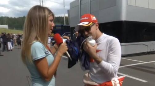 Federica Masolin, l'inviata di Sky che ha provato a regalare la maglia dell'Italia a Vettel 1