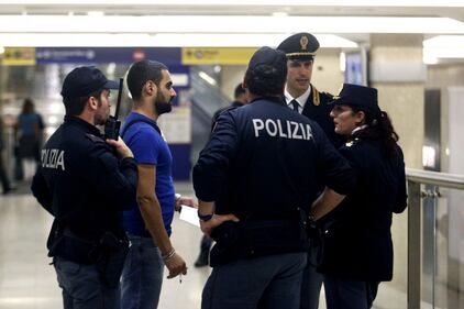Milano, i soccorsi dopo l'aggressione in centrale 5