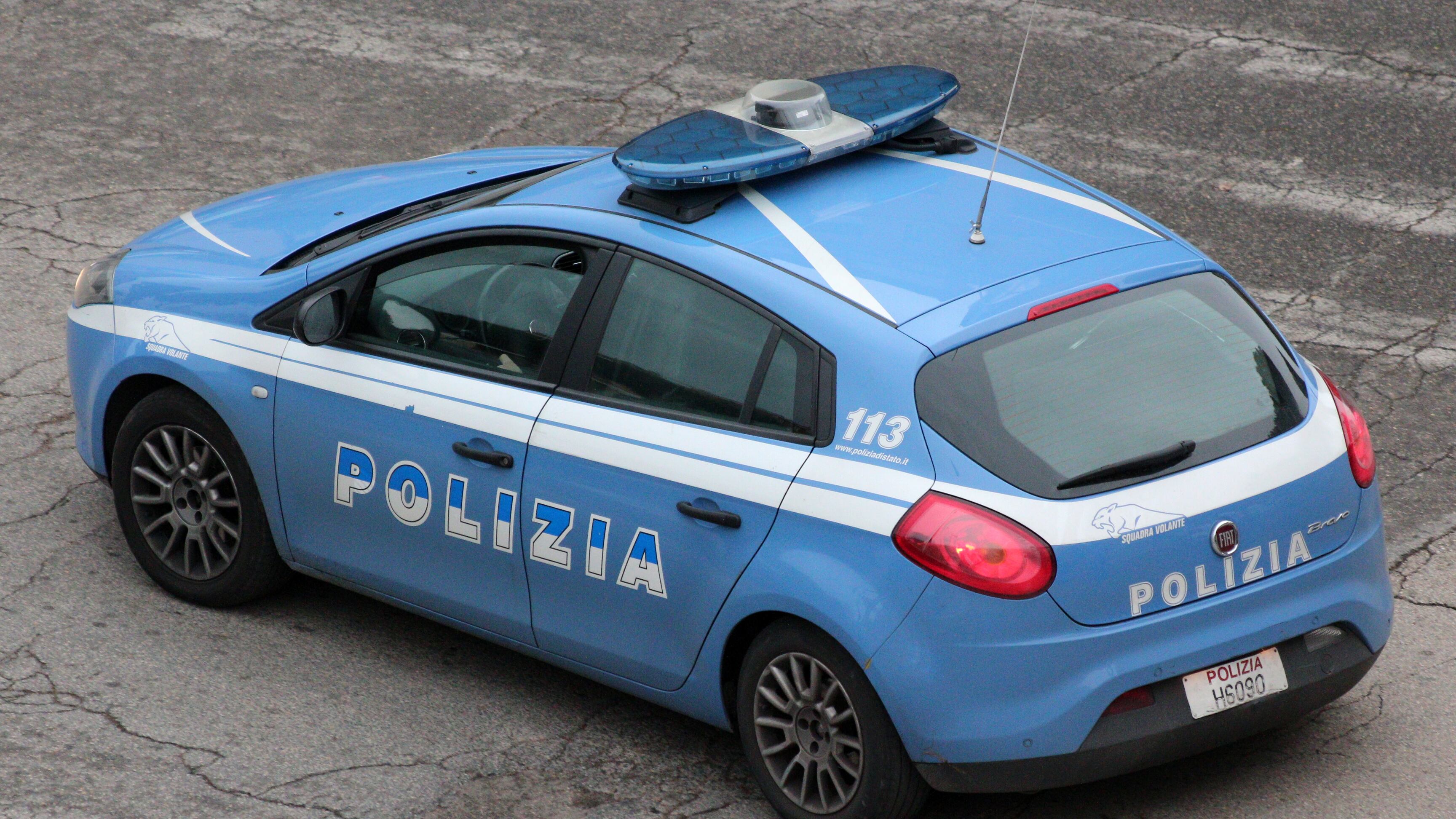 Brescia, picchia e sequestra la ex fidanzata in albergo per costringerla a sposarlo: arrestato 46enne