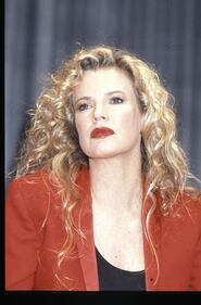 Kim Basinger: dopo lo strip tease più sexy torna sul set 8