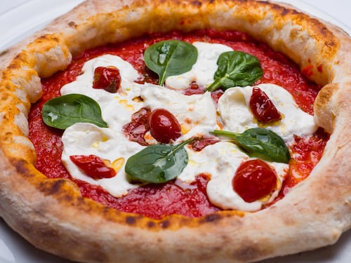 La pizza costa sempre di più: l'inflazione non è transitoria