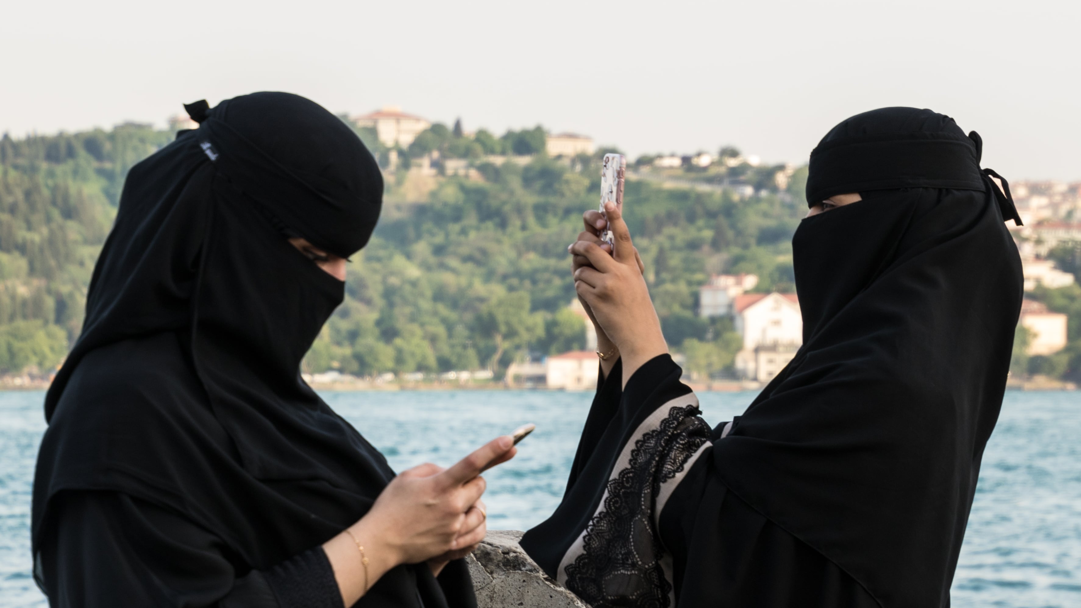 I turisti di Allah Cosa chiedono per portare i soldi in Italia