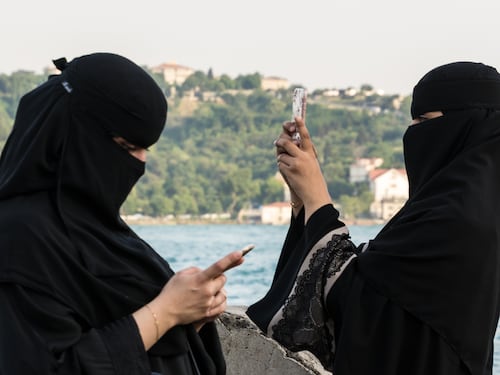Anche il Portogallo mette al bando il burqa: multe fino a 3mila euro