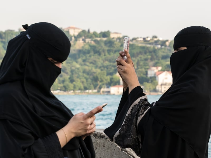 Anche il Portogallo mette al bando il burqa: multe fino a 3mila euro