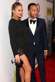 Chrissy Teigen, topless e incinta mentre cucina 7