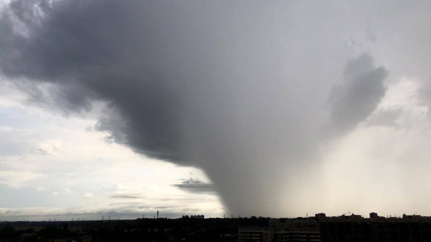 Alluvioni, vento, grandine: una domenica da incubo. Chiusa pure l'autostrada