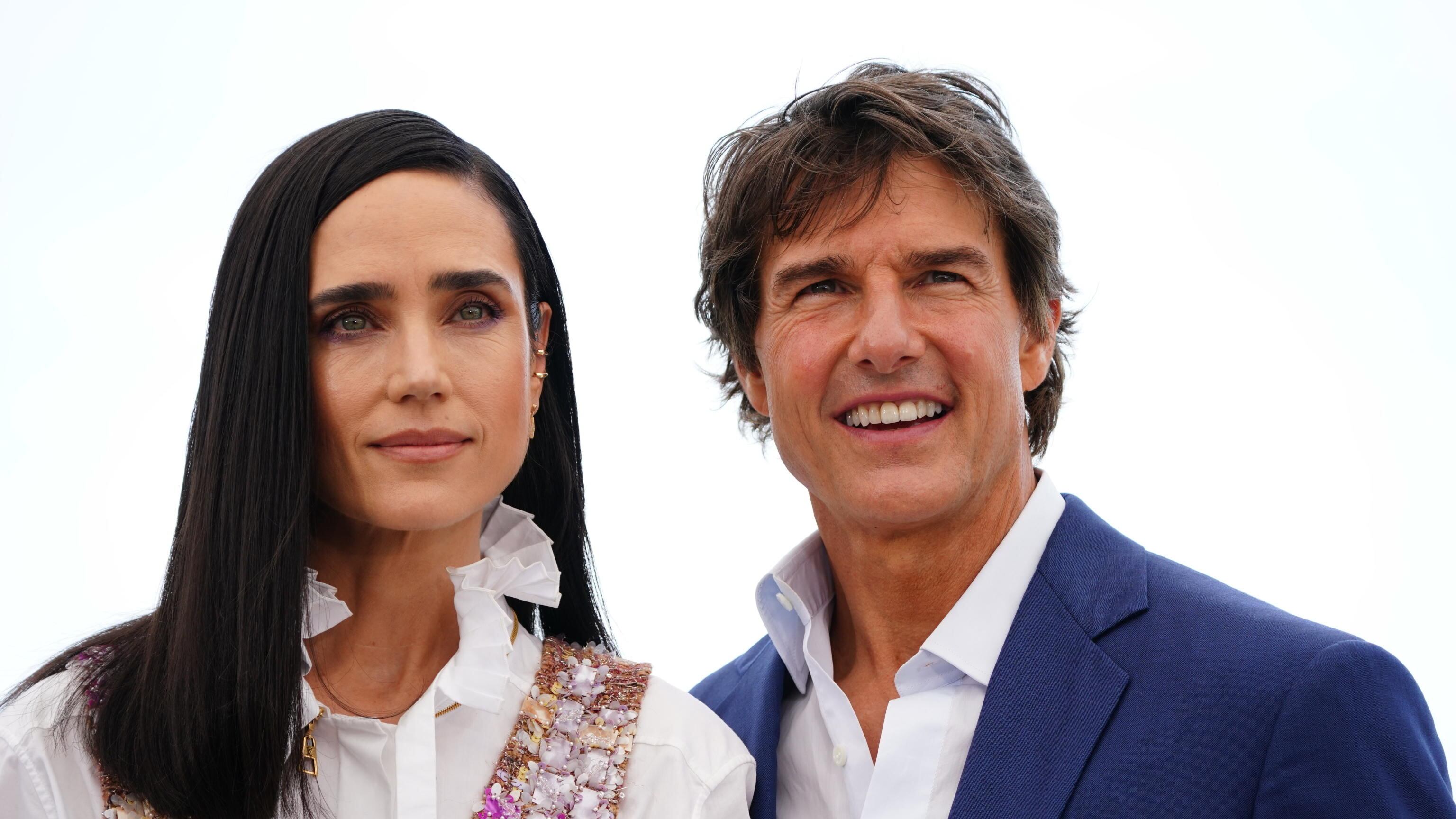 Tom Cruise atterra sul tappeto rosso da "Top gun" del cinema. È subito show