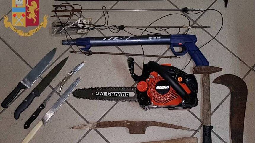 Minaccia vicino con la motosega poi si barrica in casa tentando il suicidio. Blitz delle forze dell’ordine