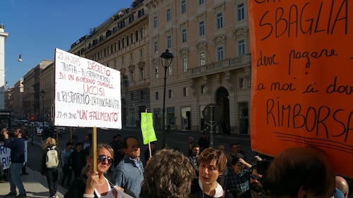 Salva Banche, risparmiatori in piazza: "Renzi, vogliamo indietro i nostri soldi" 8