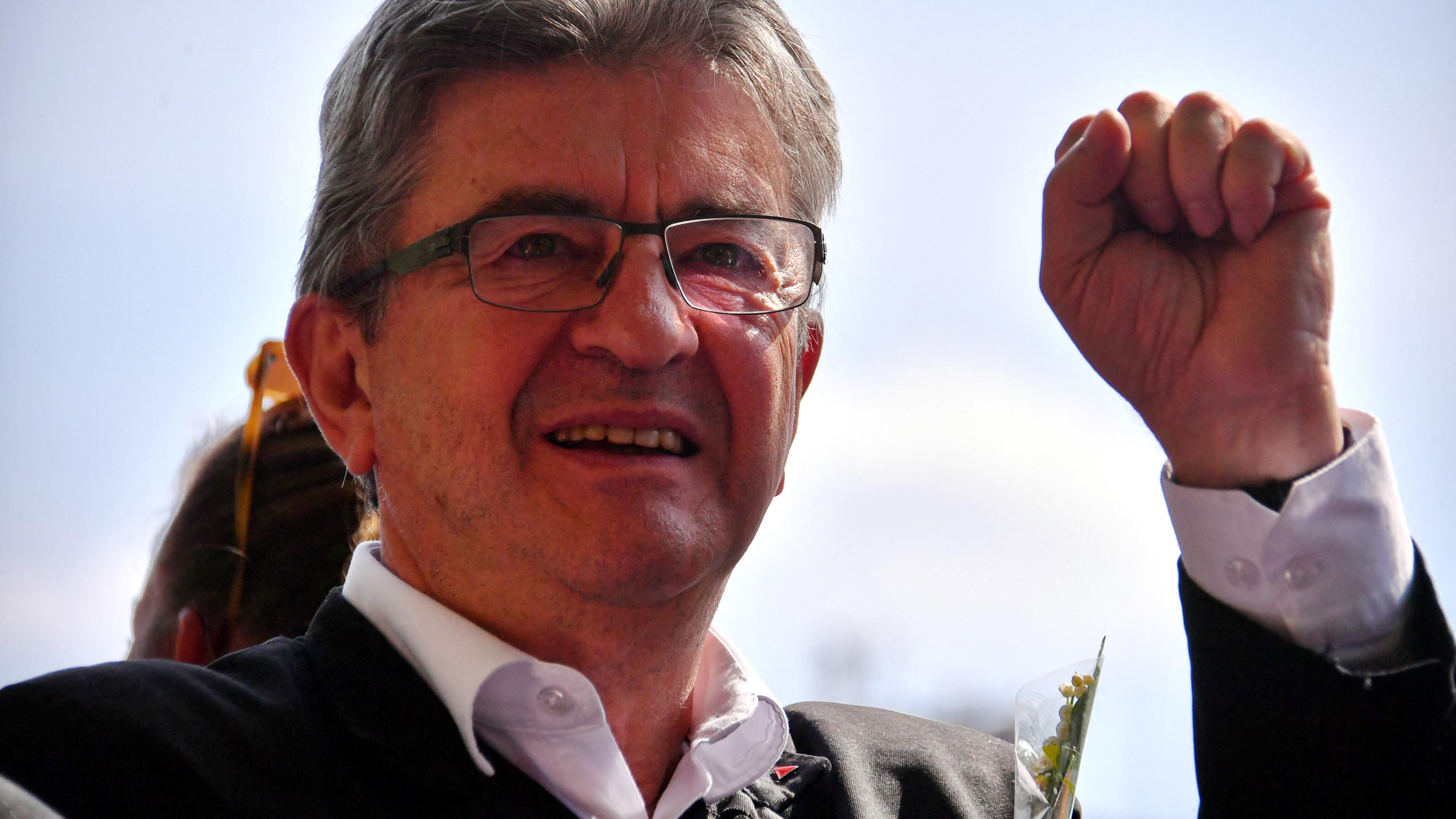 "Macron ha perso il potere di influenza e Mélenchon minaccia l'uso della piazza"