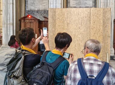 La preparazione della tomba di Papa Francesco a Santa Maria Maggiore 10
