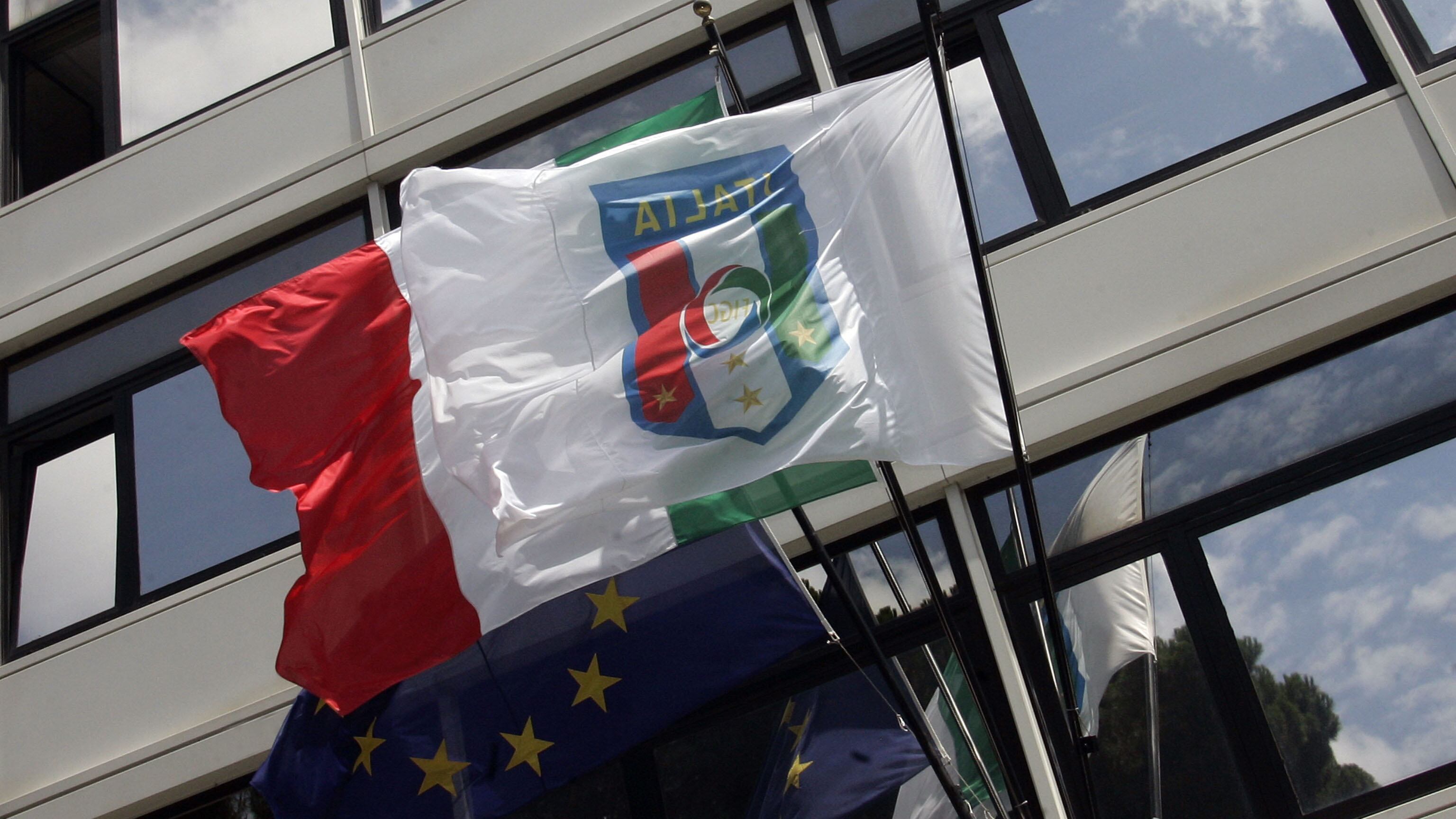 Calcio, Gdf nelle sedi di Napoli e Figc: acquisite carte su cessioni