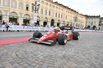 Sfilata di automobili a Torino per il Motor show 5