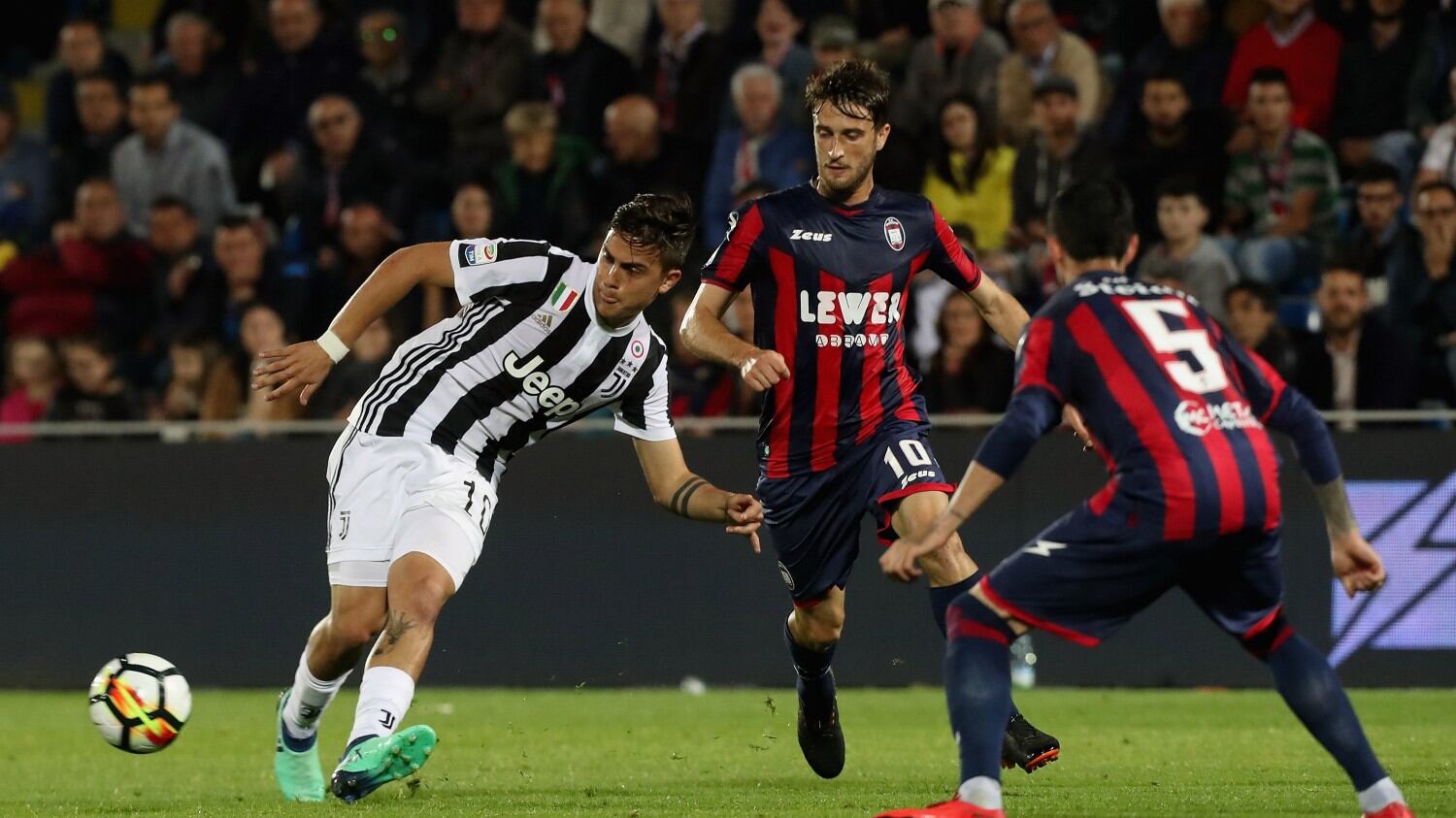 La Juventus fa 1-1 a Crotone, il Napoli vince 4-2 contro l'Udinese. Azzurri a meno quattro dai bianconeri