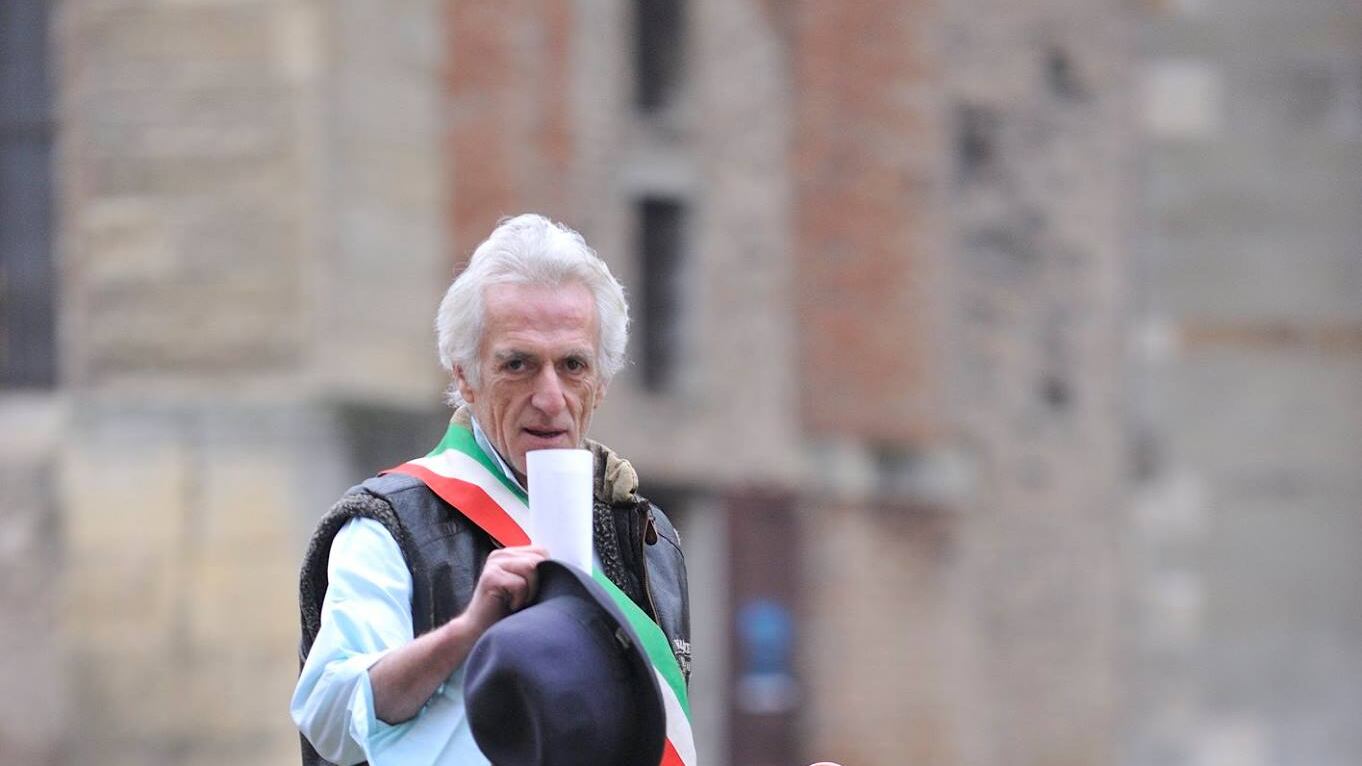 Il sindaco attacca la sinistra, poi va dai carabinieri: "Alto tradimento"