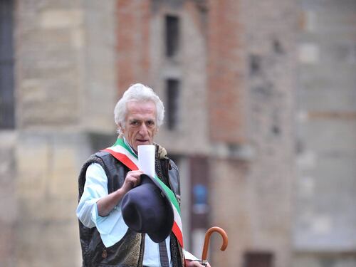 Il sindaco attacca la sinistra, poi va dai carabinieri: "Alto tradimento"