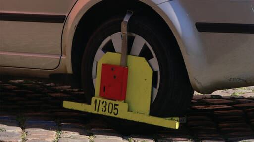 Non paghi la mensa a scuola? Arrivano le ganasce all'auto