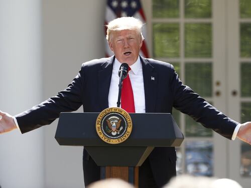 Trump: "Metto al primo posto gli Usa: usciamo dall'accordo su clima"