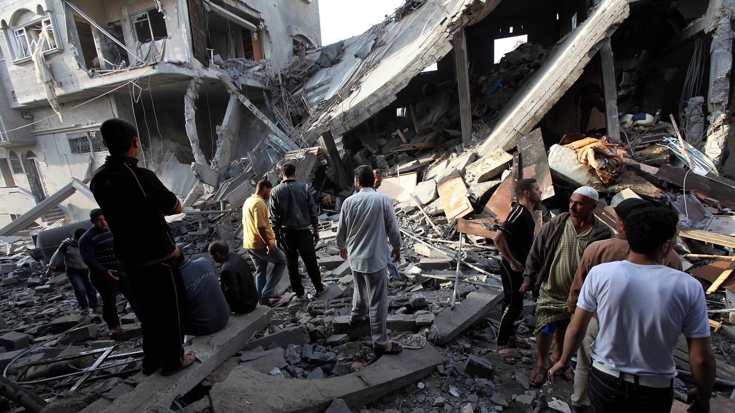 Gaza, ancora raid nella notte