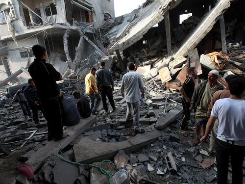 Gaza, ancora raid nella notte