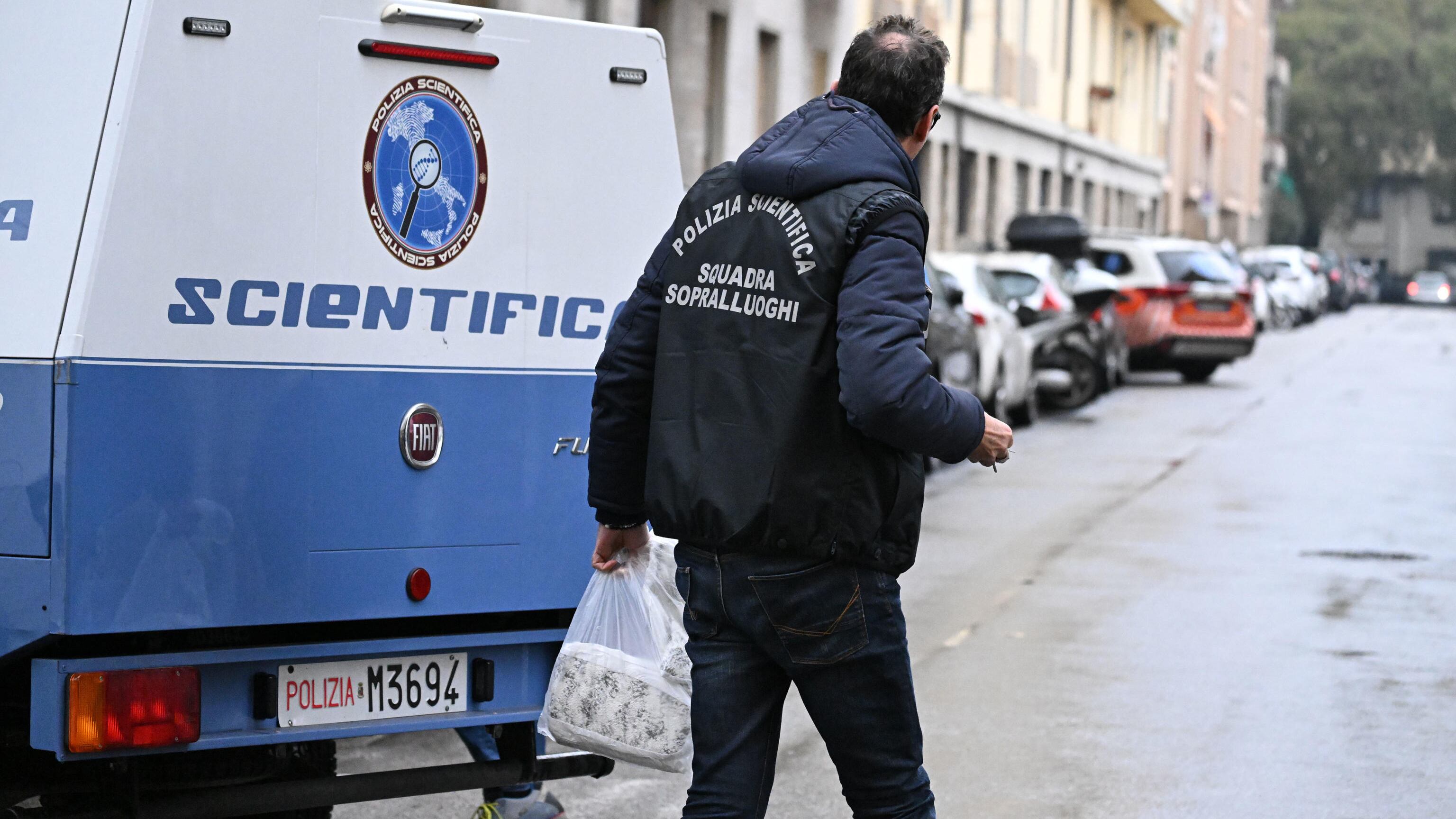 Iraniano trovato morto dal fratello in casa. L'uomo era incappucciato e legato