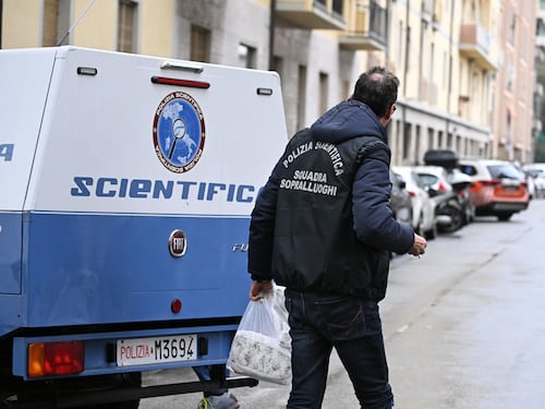 Iraniano trovato morto dal fratello in casa. L'uomo era incappucciato e legato