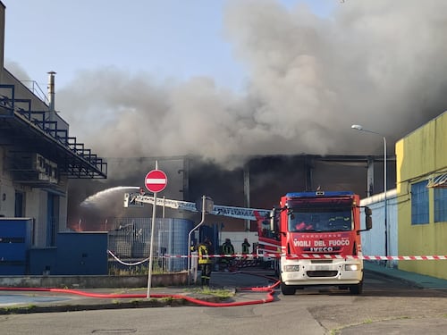 Le fiamme e l'intervento dei vigili del fuoco - FOTO