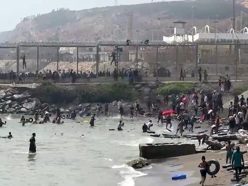 A Ceuta naufraga il “modello Sanchez” sull’immigrazione. Il governo italiano valuta la sospensione di Schengen con la Spagna