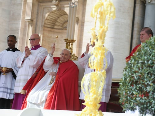 Un mese di affanni e fatica e l'ipotesi di un ricovero per garantirgli un riposo totale. Ma papa Francesco non si ferma