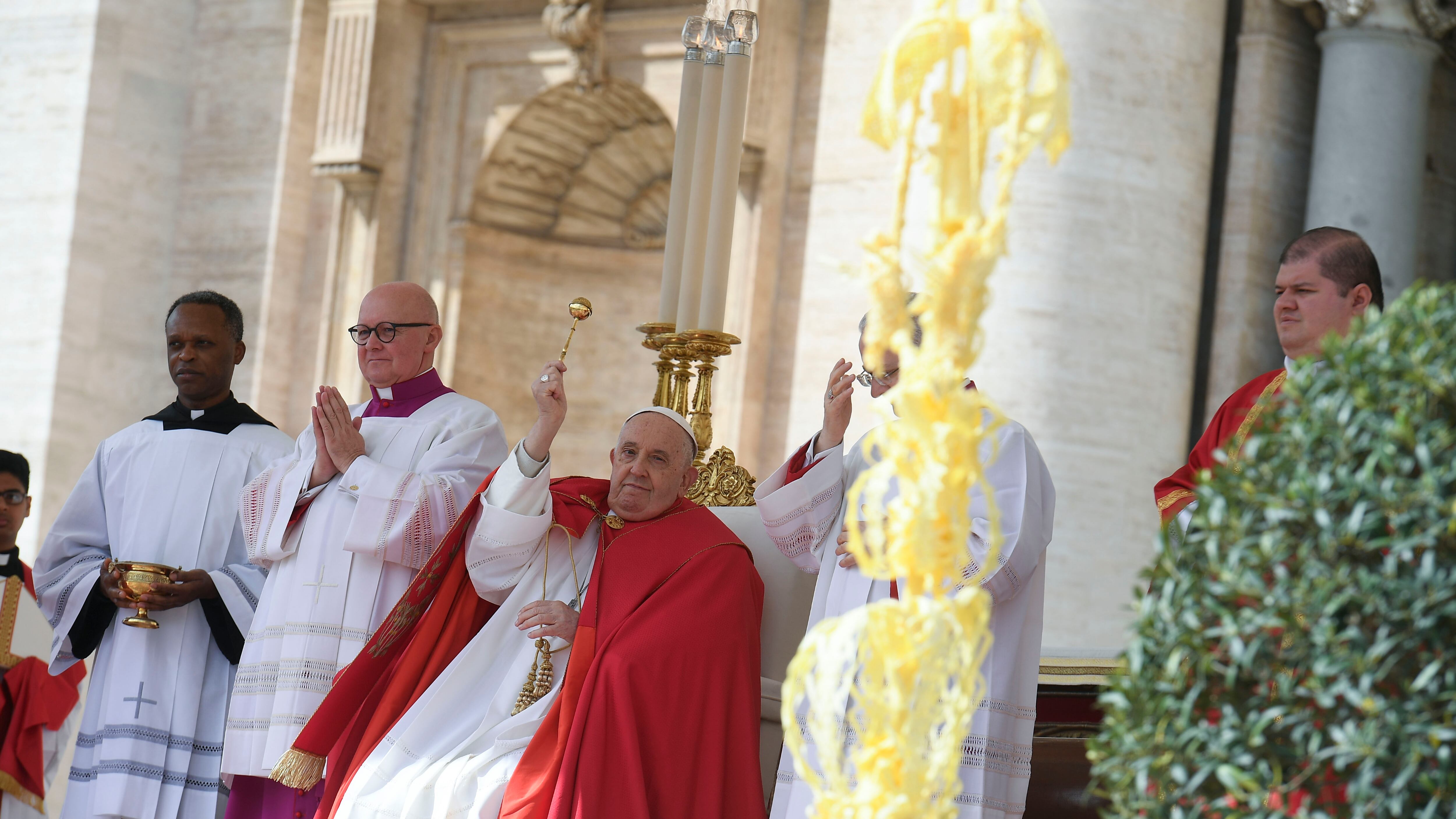 Un mese di affanni e fatica e l'ipotesi di un ricovero per garantirgli un riposo totale. Ma papa Francesco non si ferma