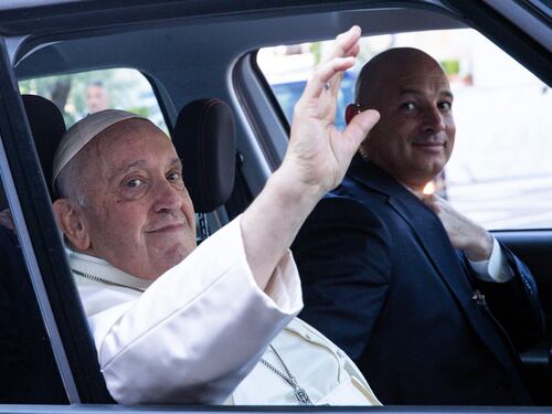 "Sono ancora vivo". Il Papa lascia l'ospedale tra gli applausi della folla
