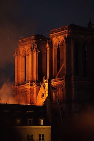 Notre Dame in fiamme: le foto del salvataggio 1