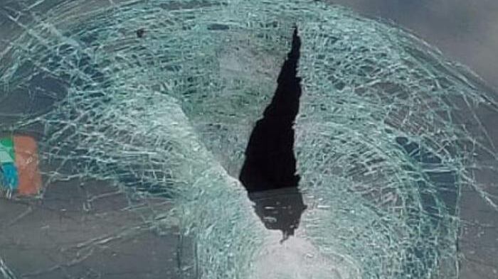 Sulla A14 un pezzo di ponte colpisce un'auto