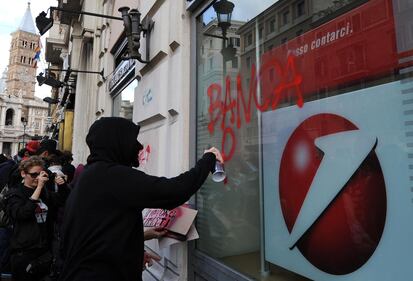 No Monti Day, banca imbrattata 2