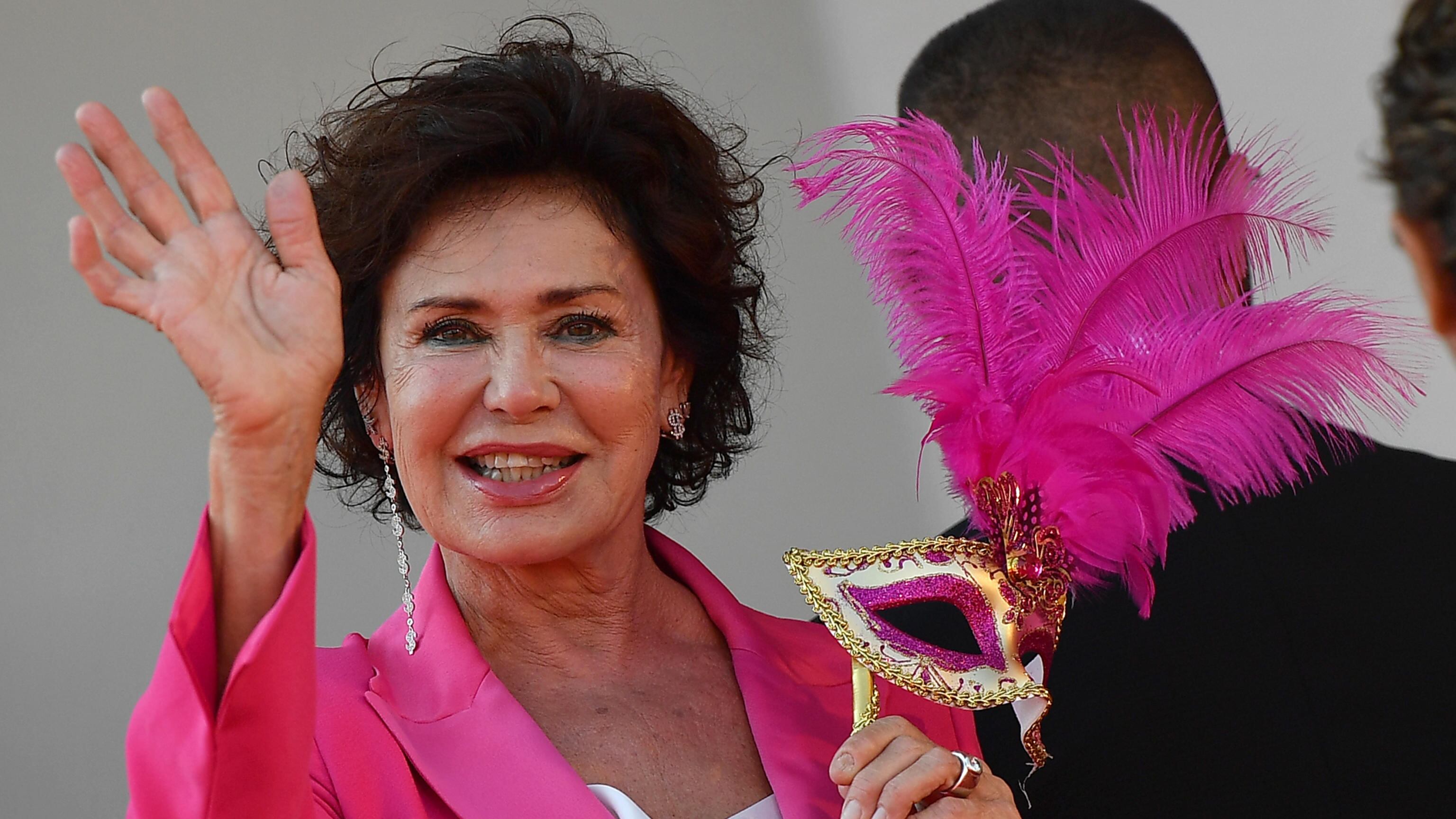Corinne Cléry, la denuncia al figlio, la storia con Beppe Ercole (ex marito di Serena Grandi): chi è e cosa fa oggi