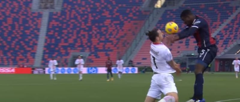 Fallo di mano di Soumaouro in Bologna-Milan 2020-2021