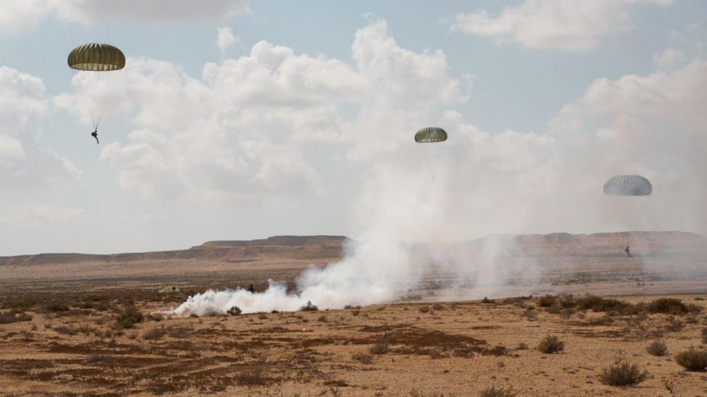 I paracadutisti italiani su El Alamein. Il lancio spettacolare a 80 anni dalla battaglia