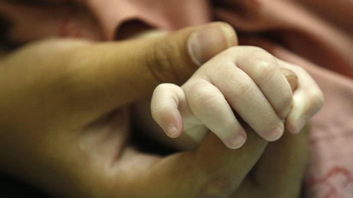 Comprano un bimbo in cambio di una Bmw, il giudice glielo affida