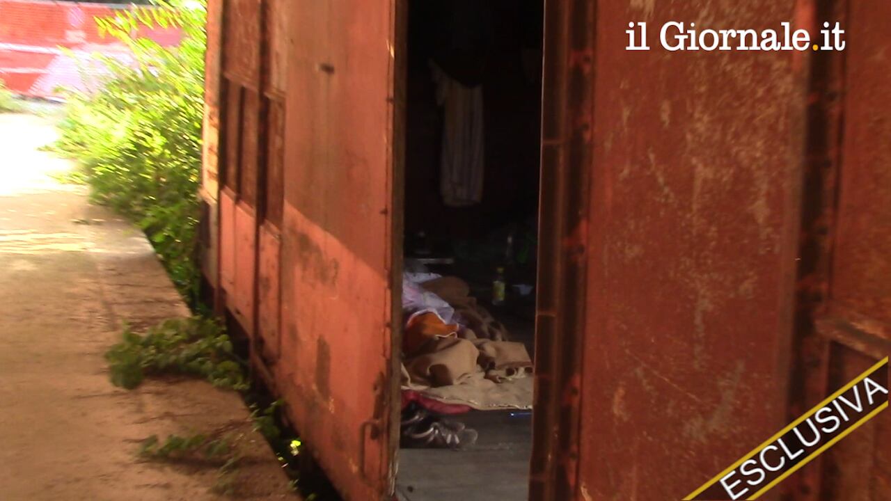 Nei vagoni dei treni dove dormono rom e clandestini