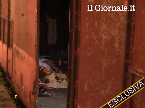 Nei vagoni dei treni dove dormono rom e clandestini